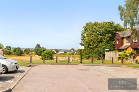 2 bedroom Semi-detached house for sale in Hazel Close, Croydon