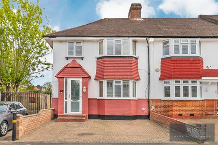 3 bedroom Terraced House for sale in Brockenhurst Way, London