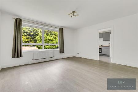 2 bedroom Flat for sale in Birdhurst Road, South Croydon