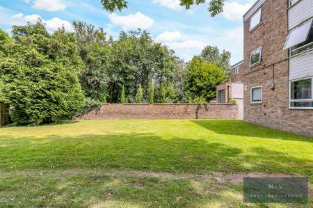 2 bedroom Flat for sale in Birdhurst Road, South Croydon