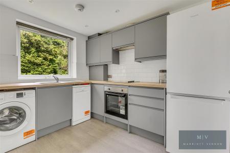2 bedroom Flat for sale in Birdhurst Road, South Croydon