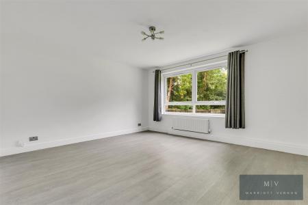 2 bedroom Flat for sale in Birdhurst Road, South Croydon