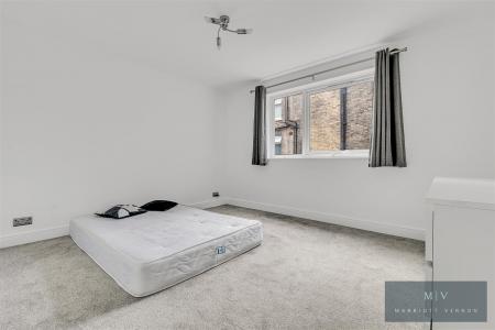 2 bedroom Flat for sale in Birdhurst Road, South Croydon