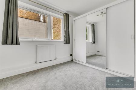 2 bedroom Flat for sale in Birdhurst Road, South Croydon