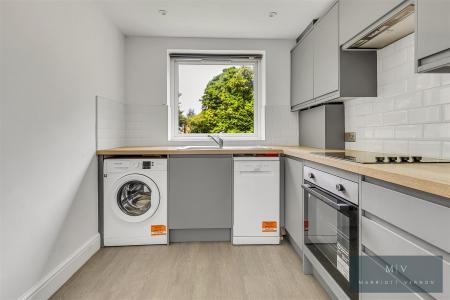 2 bedroom Flat for sale in Birdhurst Road, South Croydon
