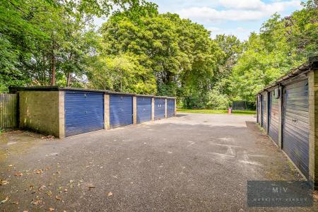 2 bedroom Flat for sale in Birdhurst Road, South Croydon