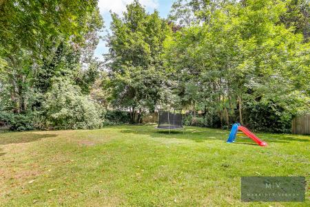 2 bedroom Flat for sale in Birdhurst Road, South Croydon