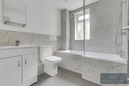 2 bedroom Flat for sale in Birdhurst Road, South Croydon
