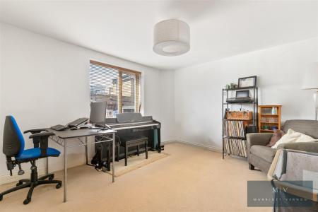 2 bedroom Flat for sale in Bynes Road, South Croydon