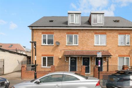 2 bedroom Flat for sale in Bynes Road, South Croydon