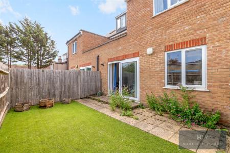 2 bedroom Flat for sale in Bynes Road, South Croydon
