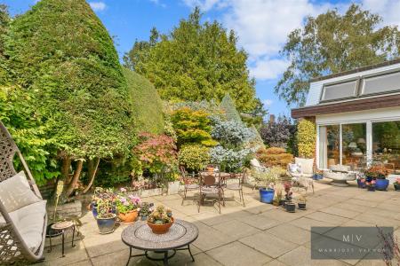 4 bedroom Detached bungalow for sale in Waldegrove, Park Hill, Croydon