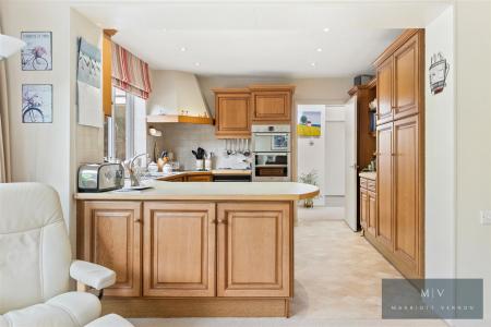 4 bedroom Detached bungalow for sale in Waldegrove, Park Hill, Croydon