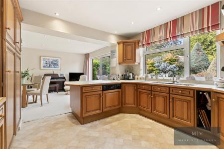 4 bedroom Detached bungalow for sale in Waldegrove, Park Hill, Croydon
