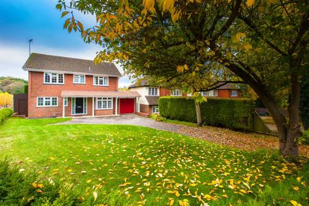 4 bedroom Detached house to let in Purley Downs Road, South Croydon
