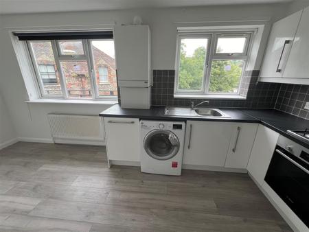 2 bedroom Flat to let in Godstone Road, Whyteleafe