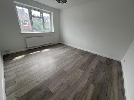 2 bedroom Flat to let in Godstone Road, Whyteleafe