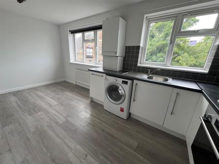 2 bedroom Flat to let in Godstone Road, Whyteleafe