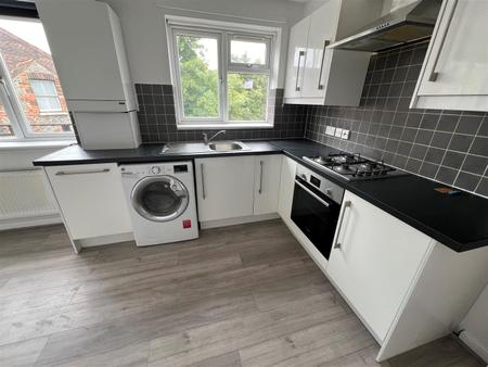 2 bedroom Flat to let in Godstone Road, Whyteleafe