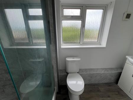 2 bedroom Flat to let in Godstone Road, Whyteleafe