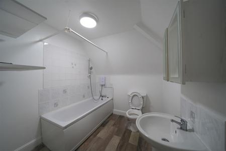2 bedroom Flat to let in Woodside Road, Sutton