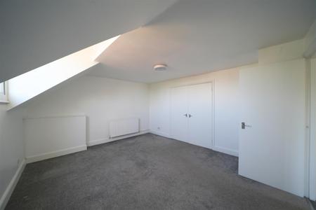 2 bedroom Flat to let in Woodside Road, Sutton