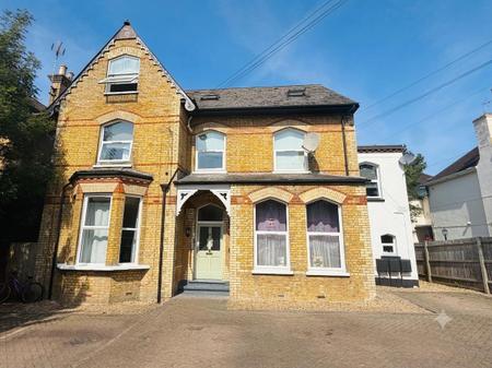 2 bedroom Flat to let in Woodside Road, Sutton