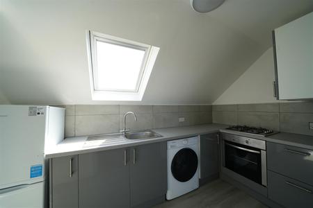 2 bedroom Flat to let in Woodside Road, Sutton