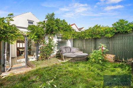 2 bedroom Semi-detached house for sale in Napier Road, South Croydon