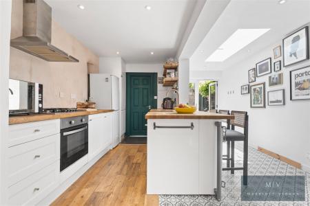 2 bedroom Semi-detached house for sale in Napier Road, South Croydon
