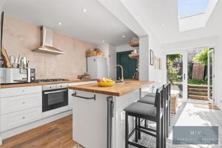 2 bedroom Semi-detached house for sale in Napier Road, South Croydon