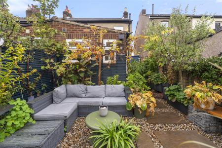 2 bedroom End of terrace house for sale in St. Peters Street, South Croydon