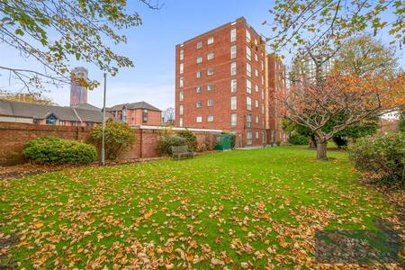 1 bedroom Flat to let in Tavistock Road, Croydon