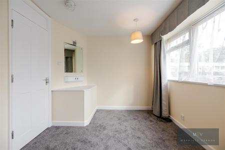 3 bedroom Terraced House for sale in Chichele Gardens, Croydon