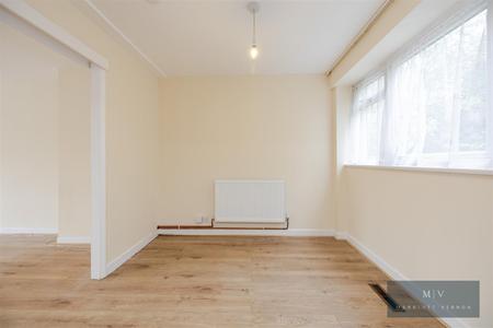 3 bedroom Terraced House for sale in Chichele Gardens, Croydon