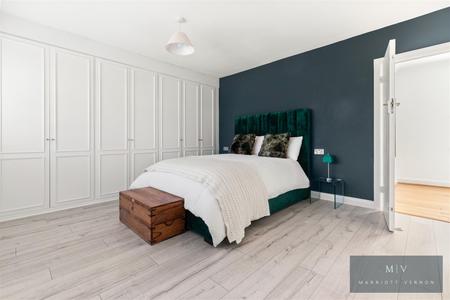 5 bedroom Detached house for sale in Manor Way, South Croydon