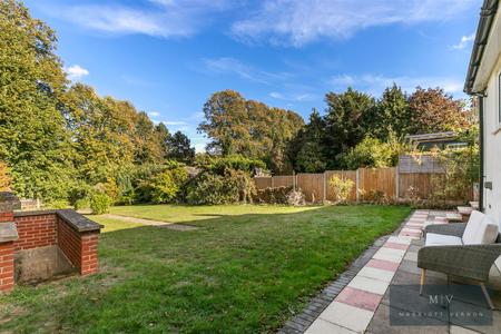 5 bedroom Detached house for sale in Manor Way, South Croydon