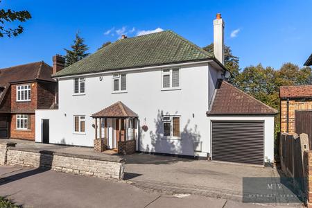 5 bedroom Detached house for sale in Manor Way, South Croydon