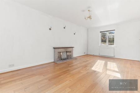 5 bedroom Detached house for sale in Manor Way, South Croydon
