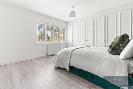 5 bedroom Detached house for sale in Manor Way, South Croydon
