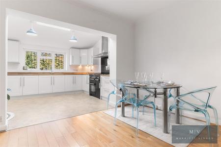 5 bedroom Detached house for sale in Manor Way, South Croydon