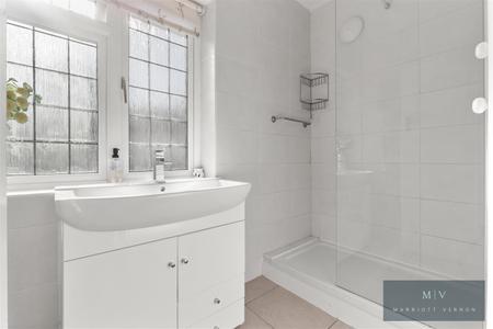 5 bedroom Detached house for sale in Manor Way, South Croydon