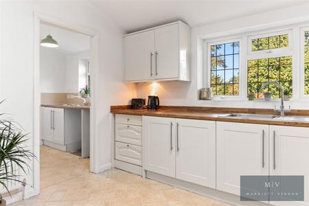 5 bedroom Detached house for sale in Manor Way, South Croydon