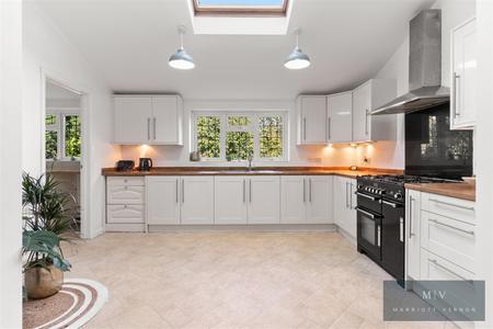 5 bedroom Detached house for sale in Manor Way, South Croydon