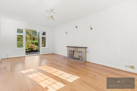 5 bedroom Detached house for sale in Manor Way, South Croydon