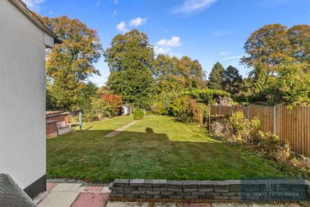 5 bedroom Detached house for sale in Manor Way, South Croydon