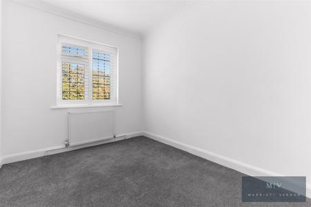 5 bedroom Detached house for sale in Manor Way, South Croydon