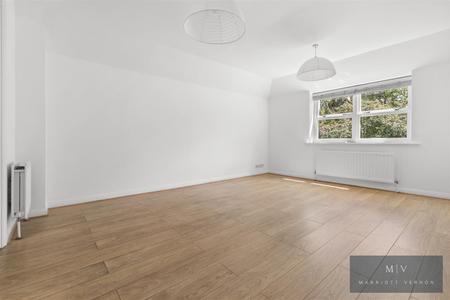 2 bedroom Flat to let in Normanton Road, South Croydon