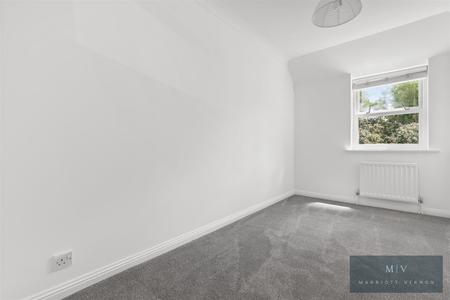 2 bedroom Flat to let in Normanton Road, South Croydon