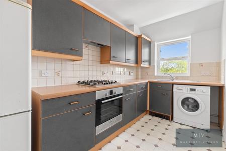 2 bedroom Flat to let in Normanton Road, South Croydon